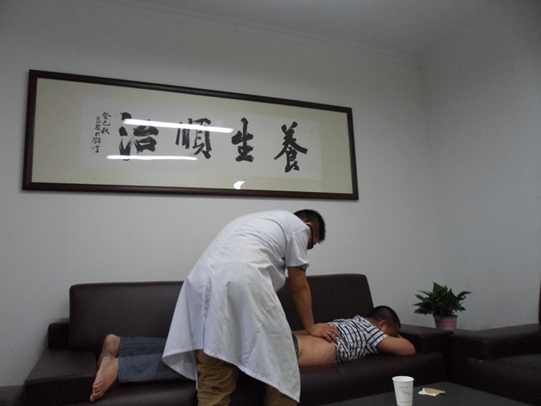 （全医堂针推医生现场为居民做推拿）